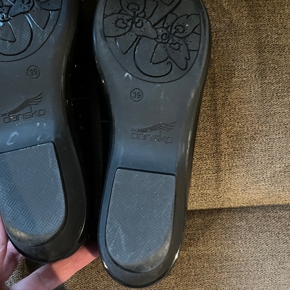 Dansko olivia loafers patent leather 39 . Briefly worn on carpet in house. EUC - Picture 5 of 5